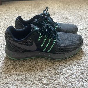 Women’s Nike 7.5 Run Swift grey w/ green sneakers